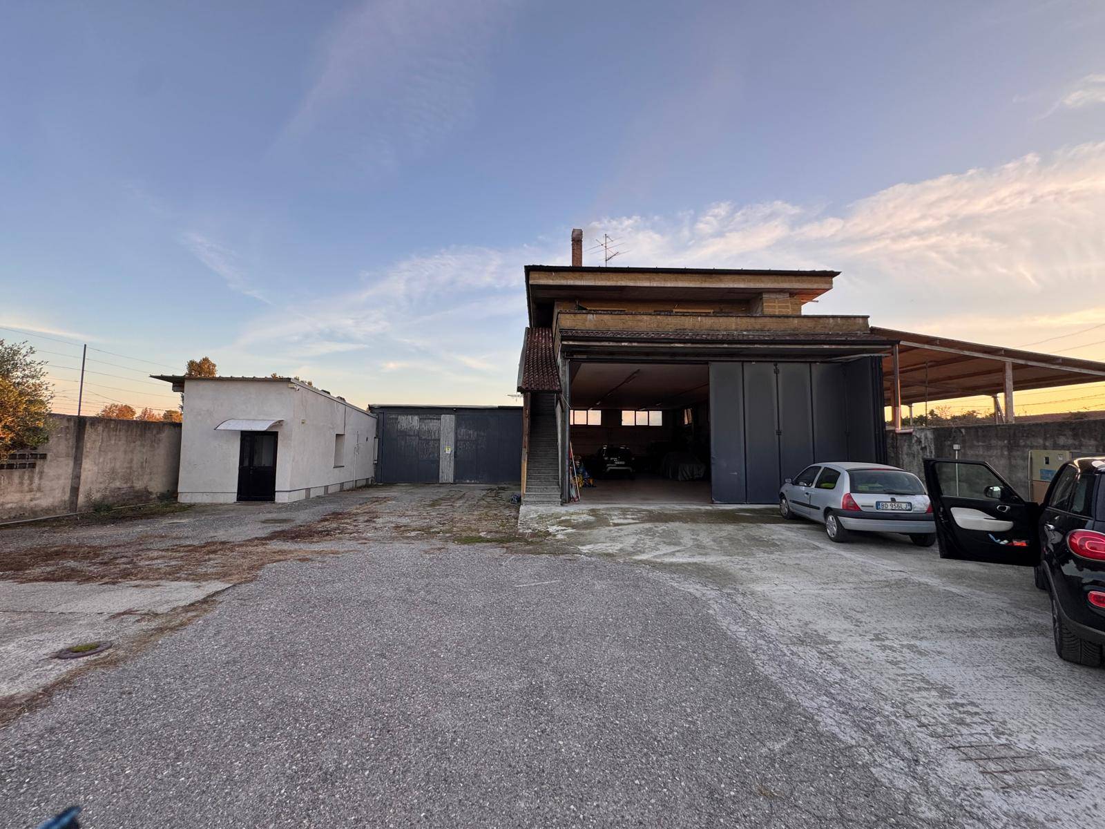OFFICINA CON ABITAZIONE INDIPENDENTE 