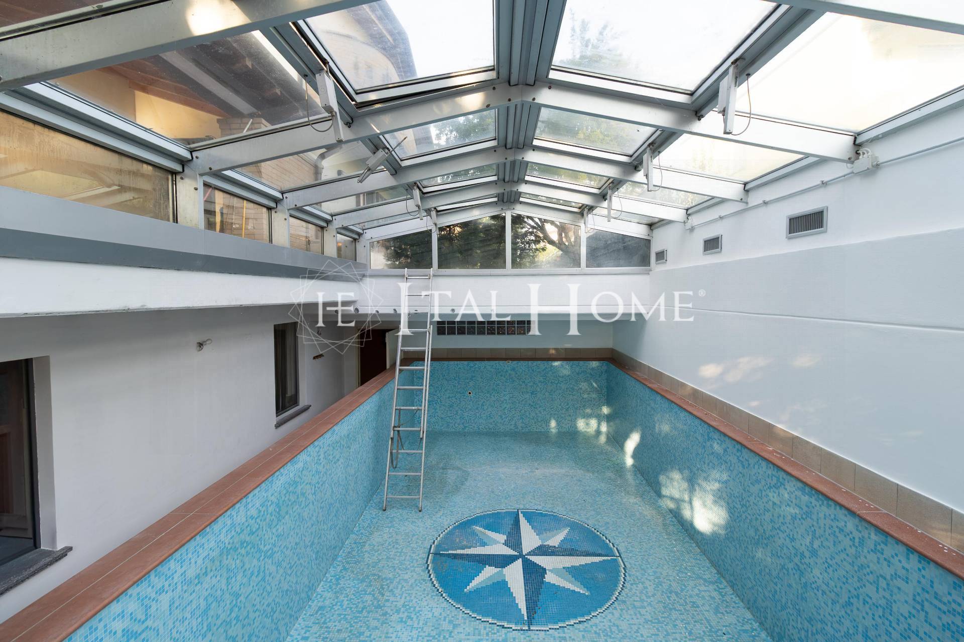 VILLA CON GIARDINO, BOX E PISCINA A CASSANO D'ADDA!